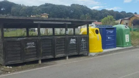 Marquesina de contenedores de residuos en Llanes.