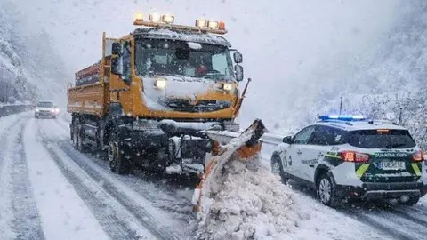 Los coches han de circular con cadenas o neum&aacute;ticos de invierno por las carreteras afectadas.