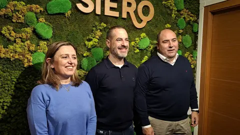Mar&iacute;a Calvo, presidenta de FADE junto a &Aacute;ngel Garc&iacute;a y Pablo Santiago, CEO de la Escuela Roxu y divisi&oacute;n de drones