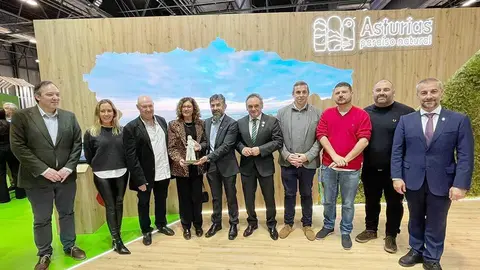 FOTO-PREMIO-HONORIFICO-COMARCA-DE-LA-SIDRA-EN-FITUR-2025-(2)