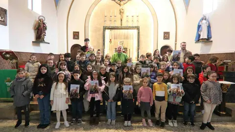 Foto de familia en la presentaci&oacute;n de la publicaci&oacute;n, con el p&aacute;rroco de San F&eacute;lix de Lugones, Joaqu&iacute;n Serrano, en el centro