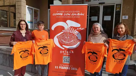 la alcaldesa de Llanera, segunda por la derecha, junto a varias voluntarias de la carrera Galb&aacute;n de Llanera (a la izda, Clara D&iacute;az, Alicia Ardura y Ana Isabel Valle)
