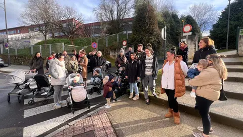 Padres y madres de la esculeina de El Carm&iacute;n a la entrada del Centro
