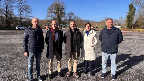 Los ediles junto a Virginio Ram&iacute;rez, a la izda,, director del Patronato Deportivo Municipal, y Vanesa Mateo, directora general del Agua del Principado de Asturias.
