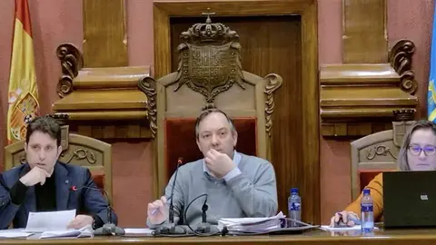 Alejandro Vega, alcalde de Villaviciosa, en el Pleno celebrado ayer por la tarde.