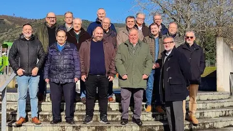 El alcalde, Sa&uacute;l Basti&aacute;n, junto a los excaldes que acudieron al encuentro en Sariegu representando a AEX@.