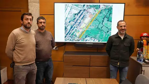 El alcalde, a la derecha junto a Javier Rodr&iacute;guez, concejal de Ordenaci&oacute;n y Gesti&oacute;n Urban&iacute;stica, Vivienda y Empleo, y Juan Antonio Freije, t&eacute;cnico municipal