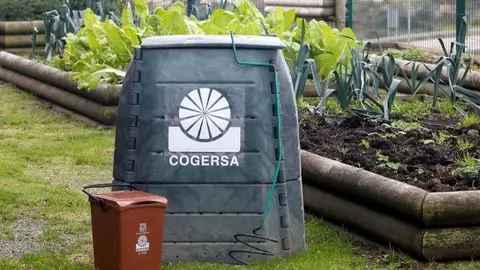 Compostadora y cubo de Cogersa.
