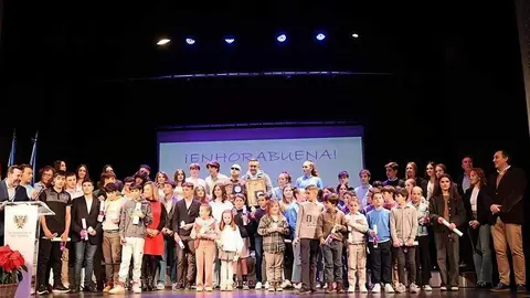 Foto de familia de los galardonados en la I Gala del Deporte Base e Inclusivo.