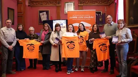Jose Antonio Fern&aacute;ndez y Roc&iacute;o Vega, concejalas de Villaviciosa; Mar&iacute;a Antonia Su&aacute;rez y Marta Somoano, de la AEA; M.&ordf; Esther Garc&iacute;a, presidenta de la AEA; Sheila Riestra, coordinadora de Galb&aacute;n en Villaviciosa; Eva Amandi, del Club Atletismo Villaviciosa&ndash;El Gaitero; Gemma Arce, voluntaria de Galb&aacute;n; Alejandro Vega, alcalde de Villaviciosa y la concejala Lorena Villar.