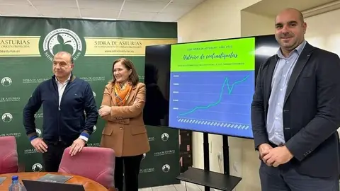 El presidente del CRDOP, Jorge Garc&iacute;a; la directora general de Desarrollo Rural e Industrias Agrarias del Principado, Bego&ntilde;a L&oacute;pez y Daniel Ruiz, gerente del CRDOP.