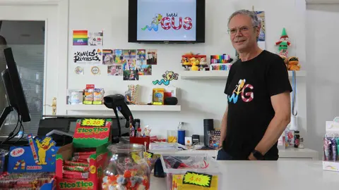 Gustavo Garc&iacute;a tras el mostrador de TuttiGus