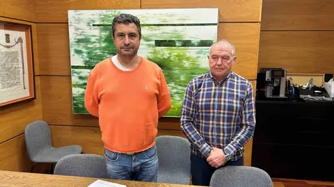 A la izda, Javier Rodr&iacute;guez junto al concejal de Hacienda, Raimundo D&iacute;az