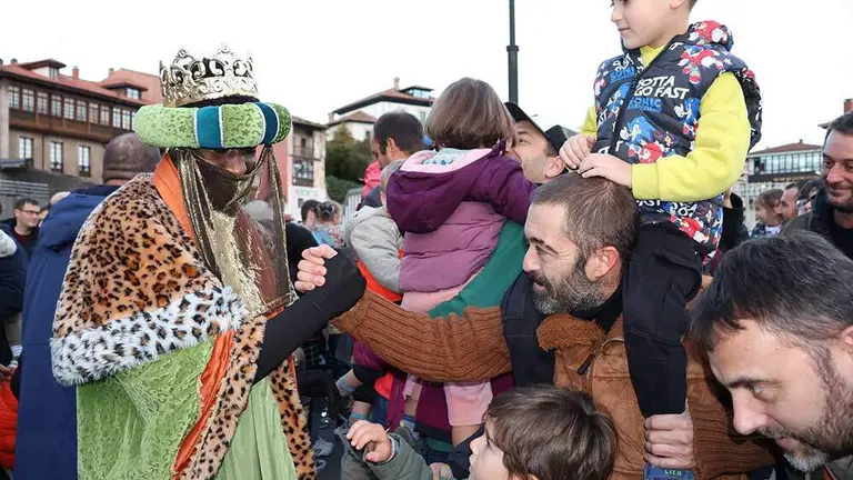 reyes-magos-desembarco-llanes-2025-014