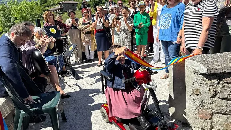Elena Bores cortando la cinta inaugural en Asiegu.