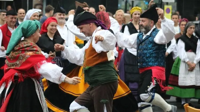 Con el preg&oacute;n a cargo del grupo folcl&oacute;rico El Ventol&iacute;n dio comienzo el Carm&iacute;n de La Pola