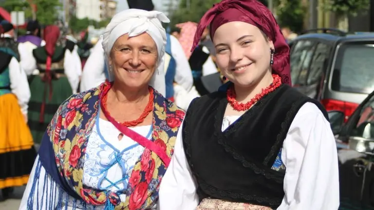 El Desfile folcl&oacute;rico llen&oacute; las calles de Pola de Siero de color