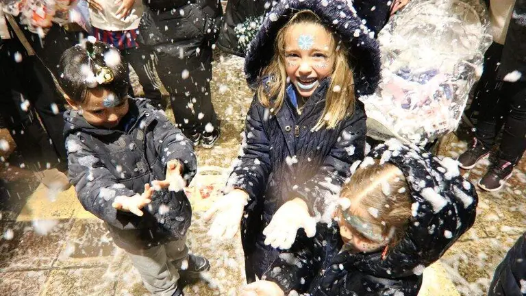 Los ni&ntilde;os disfrutaron con la "nevada" que cay&oacute; ayer en Nore&ntilde;a