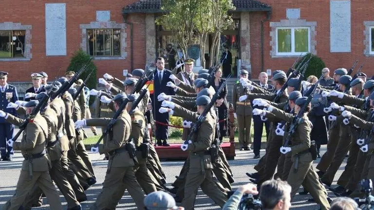 Los militares desfilando ante las autoridades en Cabo Noval