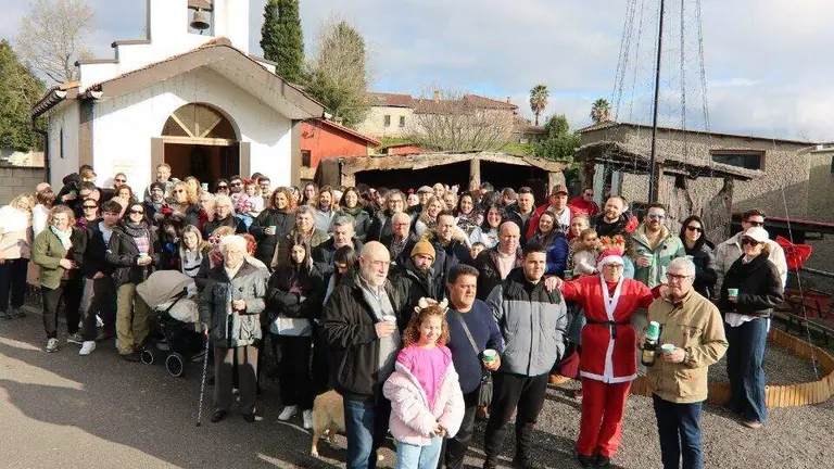 Vecinos y visitantes no dejaron pasar la oportunidad de celebrar las campanadas anticipadas en Molleo
