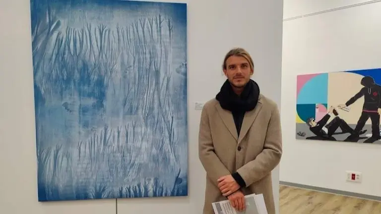 Iy&aacute;n Casta&ntilde;o, finalista, delante de su obra La Creaci&oacute;n.