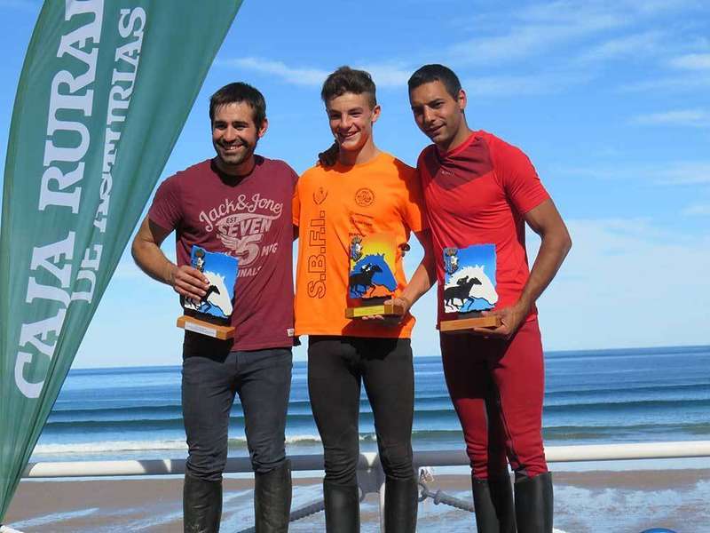 carrera-caballos-podium