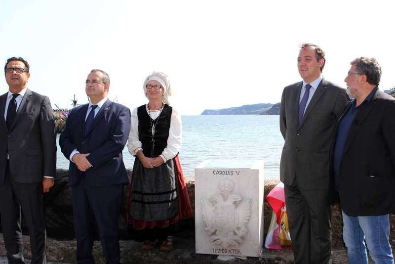 monolito-carlos-v-tazones