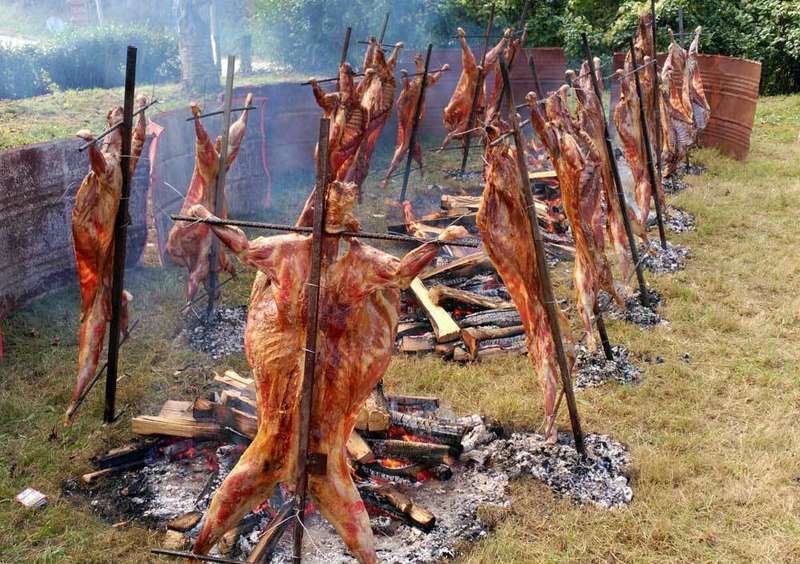 asado de corderos a la estaca