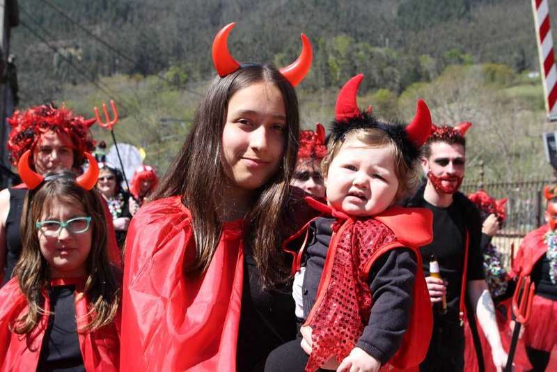 desfile-infiesto-diablos