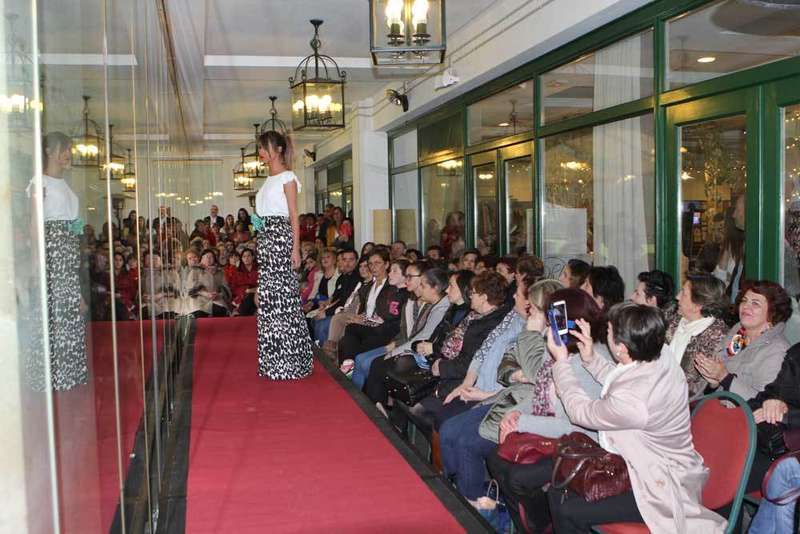 modelo-desfile-feria-bodas-parador-cangas-onis