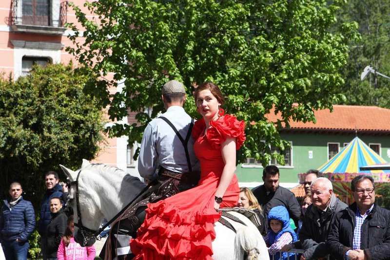 feria-abril-caballos-ala-grupa