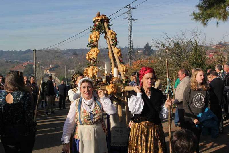 desfile de ramos en Seloriu de Villaviciosa por Santolaya