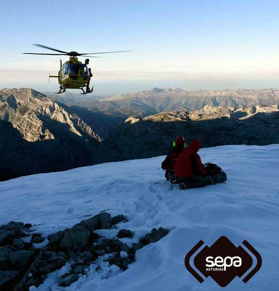helicoptero bomberos asturias sepa en los picos de europa