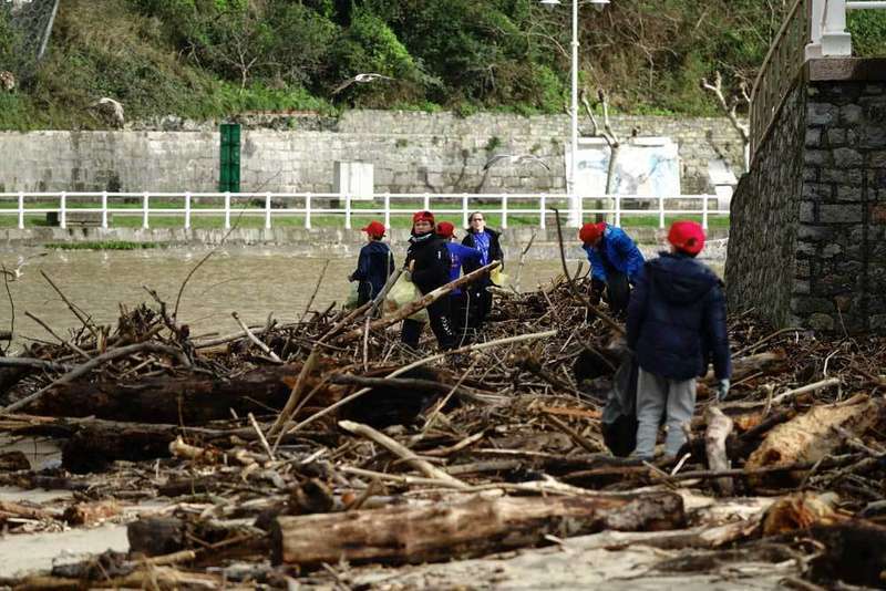 playa-ribadesella-basura