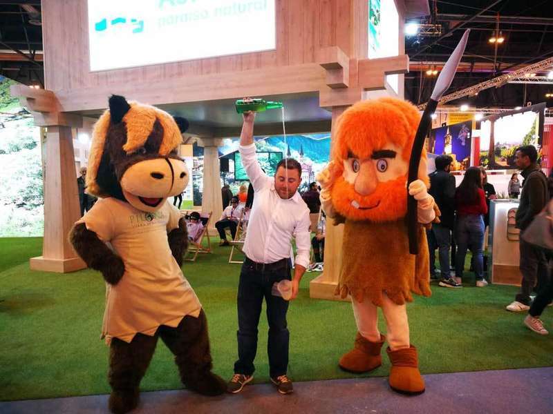 lotu-tulo-escanciando-sidra-fitur