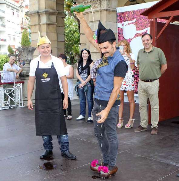 Rodrigo Cuevas escanciando Sidra