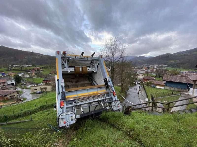 accidente-camion-recogida-cangas-onis-02