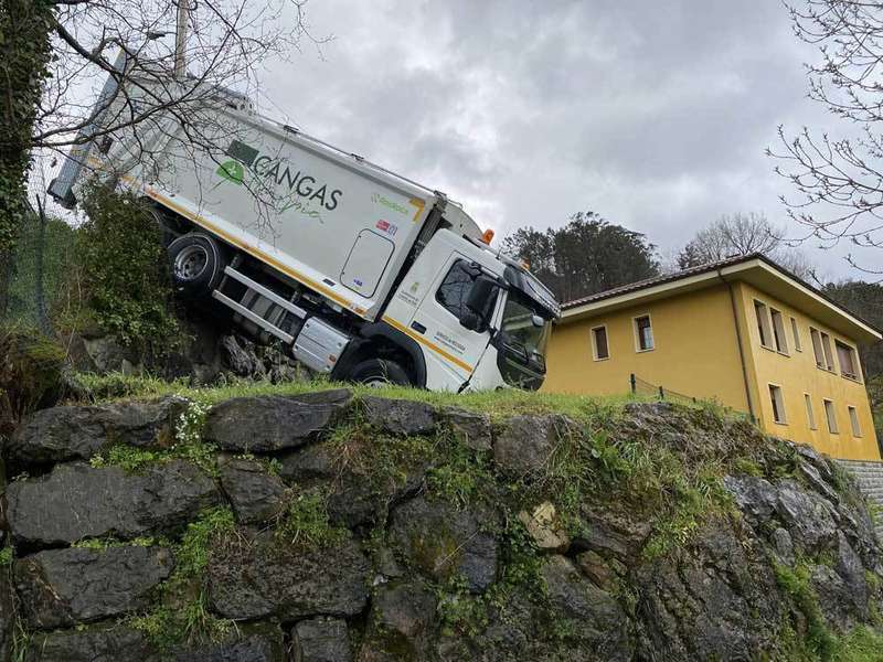 accidente-camion-recogida-cangas-onis-07