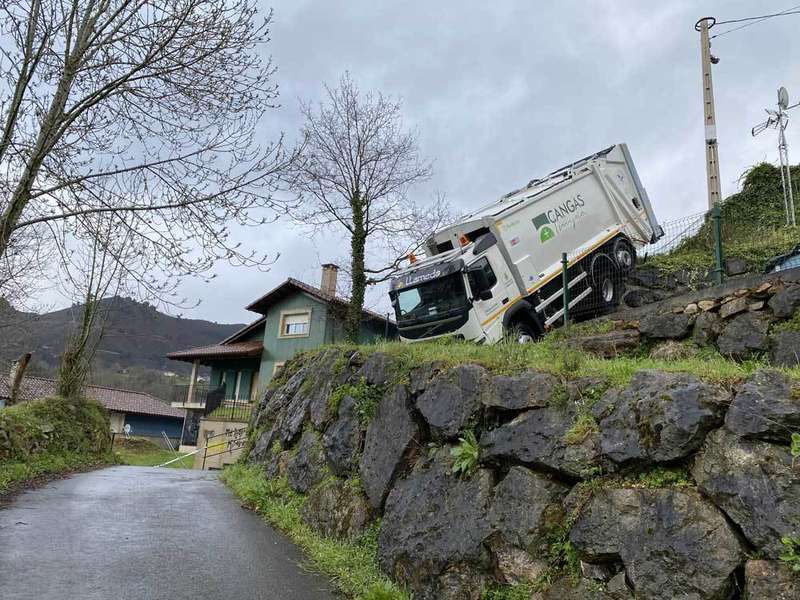 accidente-camion-recogida-cangas-onis-05
