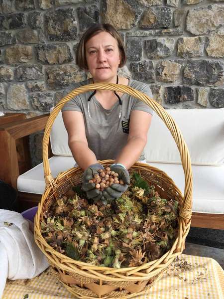 Olaya-Faza-con-su-cosecha