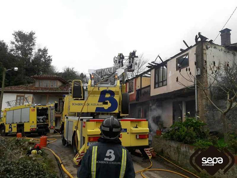 bomberos-incendio-pilona-01