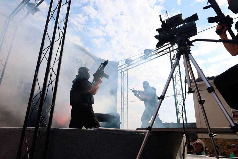 El plató de televisión fue tomado por la fuerza