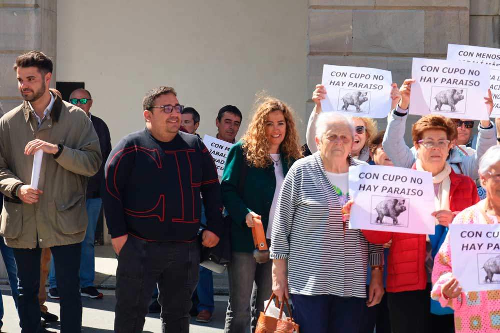 El concejal del PP, Javier Mateus y los integrantes de la lista electoral Borja Lapuerta y Graciela Velasco apoyaron la reivindicación vecinal