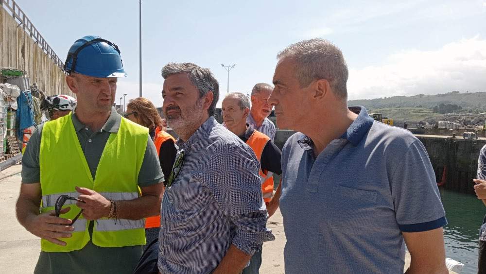 Vicente Fernández, gerente de Excade, junto al consejero en funciones y el concejal de Llanes, Oscar Torres.