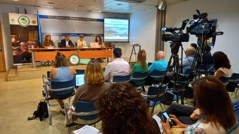 En la mesa de izquierda a derecha, la directora general de Desarrollo Rural y Agroalimentación, Begoña López, el consejero de Medio Rural y Cohesión Territorial, Alejandro Calvo, la presidenta y la gerente de la IGP Ternera Asturiana, Isabel de la Busta y Elena Cebada, respectivamente.