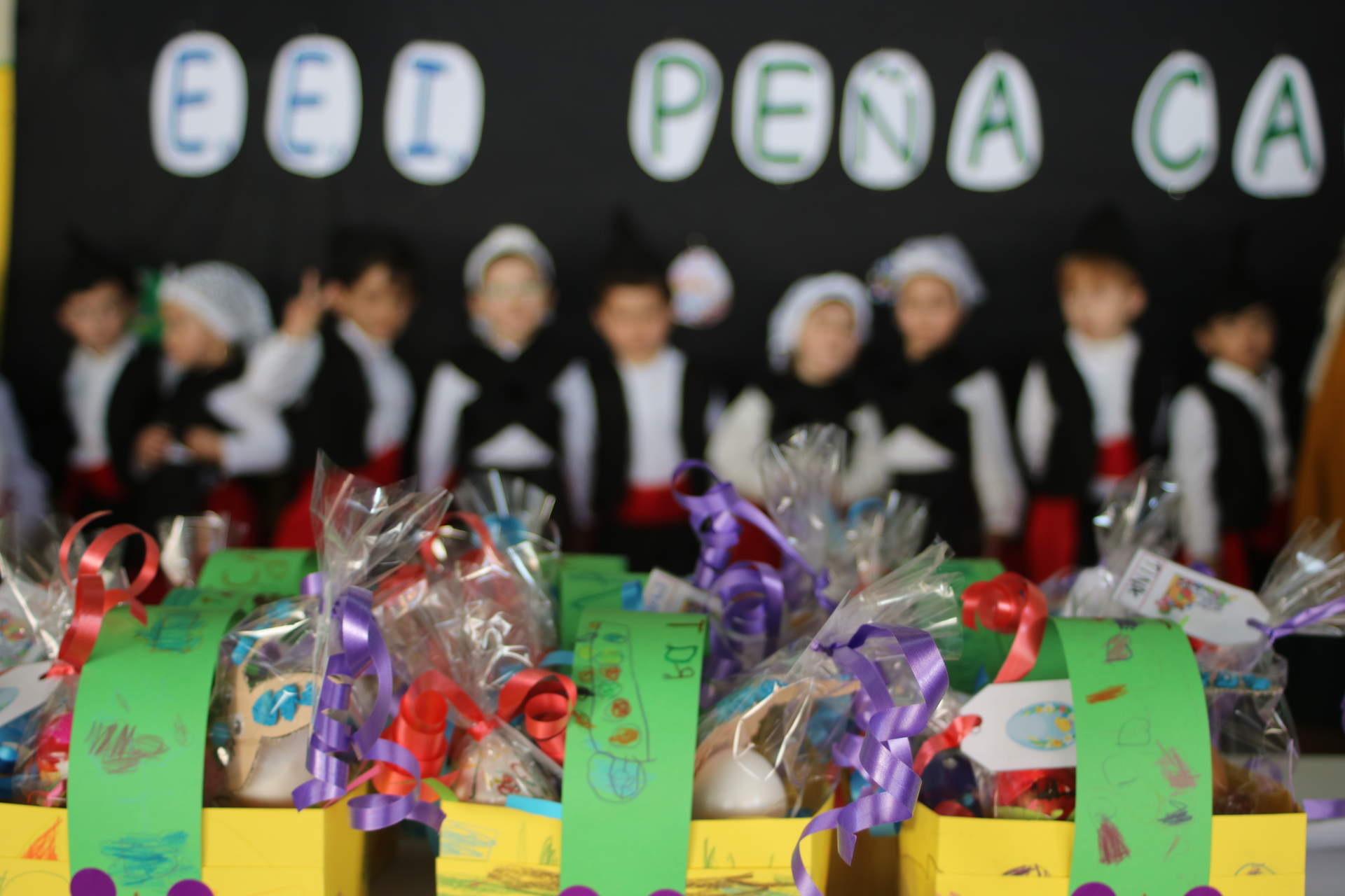 Algunos de los Güevos pintos elaborados por los niños