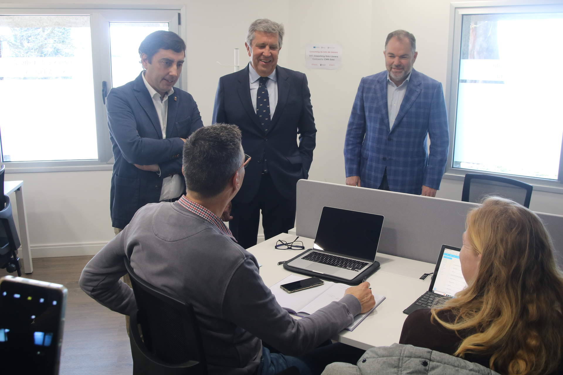 Dos usuarios del coworking conversan con el alcalde y los directores