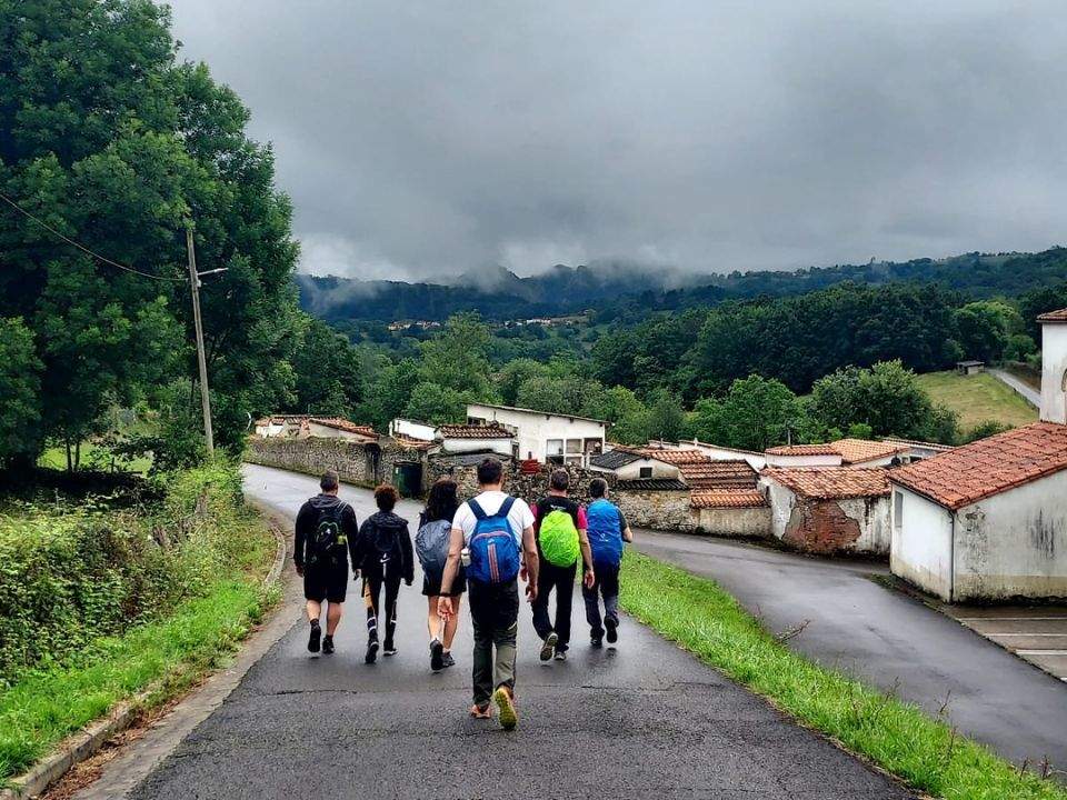 Peregrinos haciendo el Camino a Covadonga