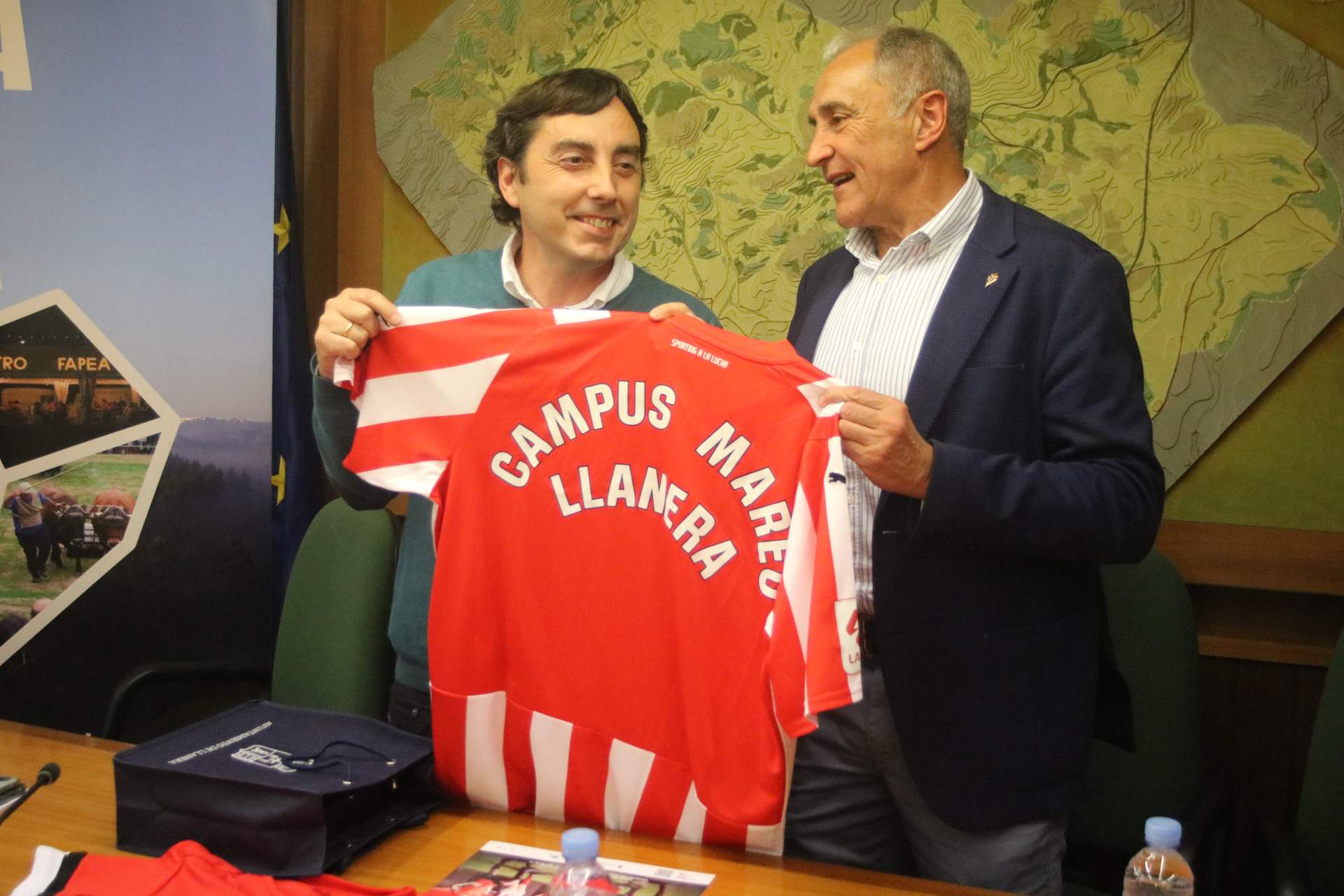 Joaquín Alonso le entrega al alcalde, Gerardo Sanz, la camiseta del Campus