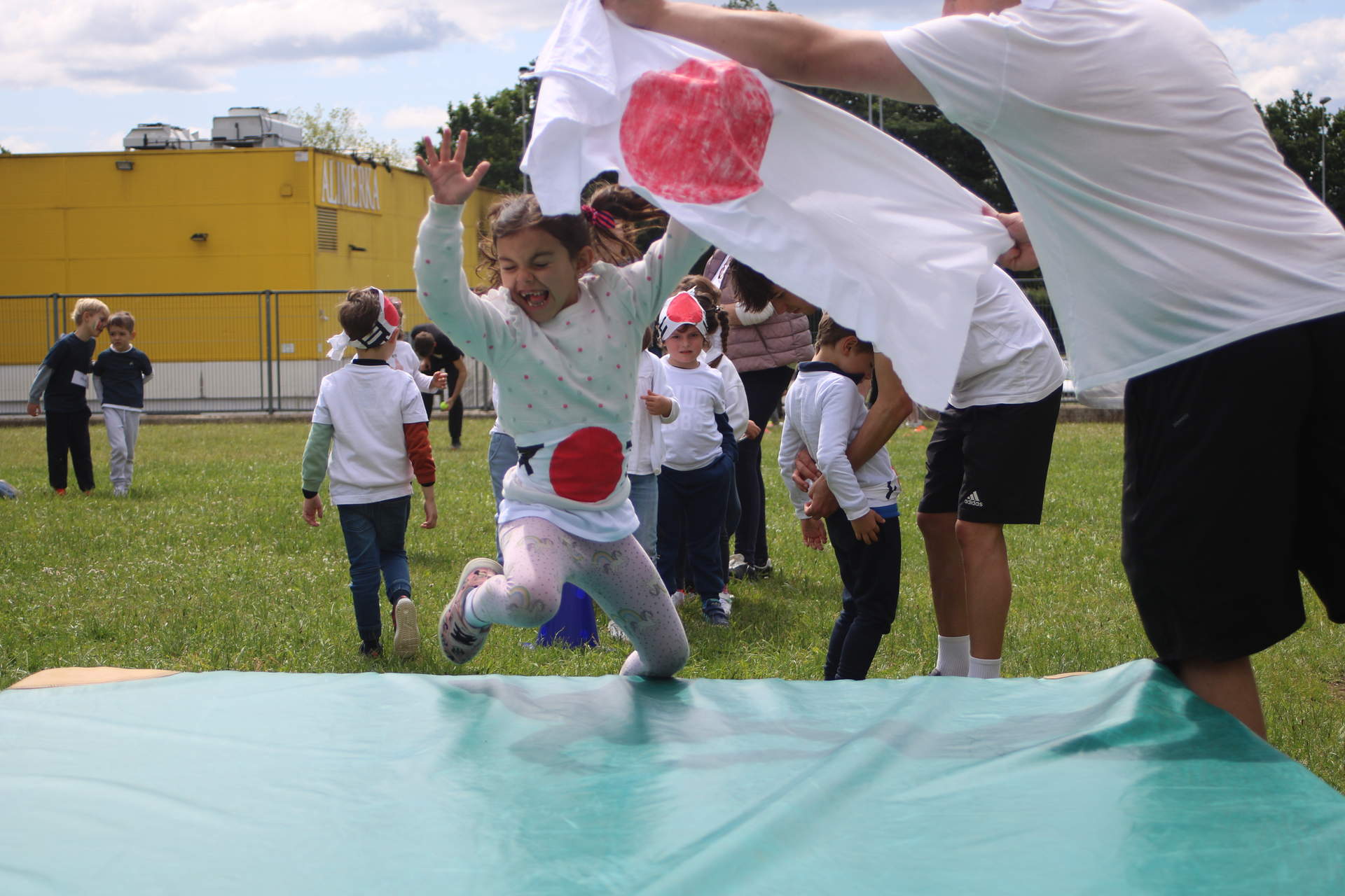 La representante de la delegación «japonesa» en pleno salto